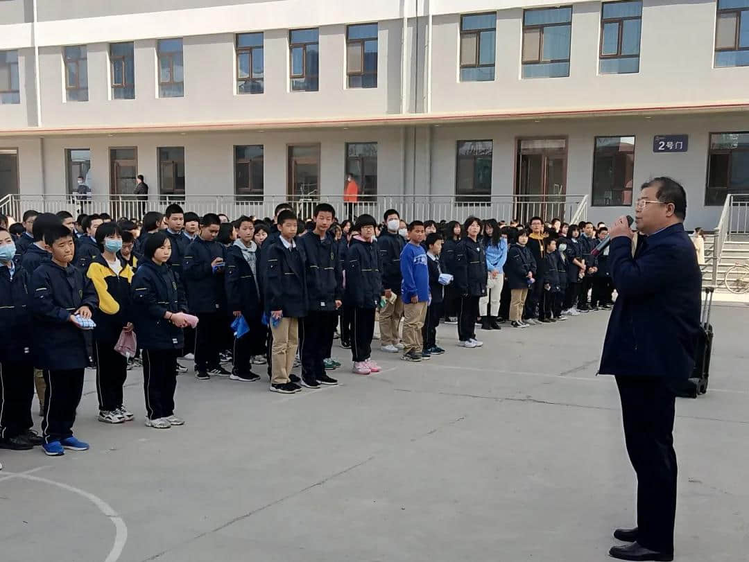 消防演練鳴警鐘，安全防線不放松 --中學部舉行消防應急演練