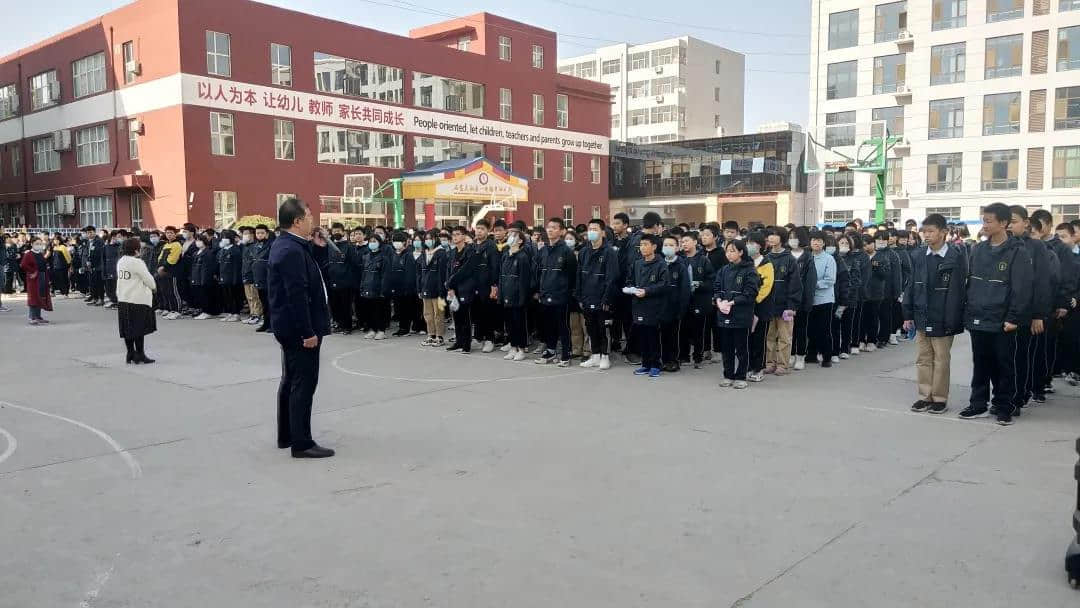 消防演練鳴警鐘，安全防線不放松 --中學部舉行消防應急演練