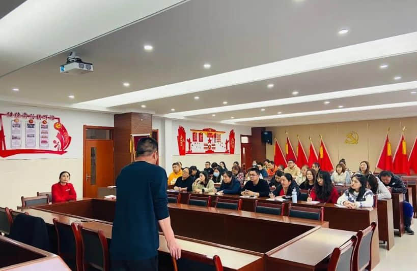 消防演練鳴警鐘，安全防線不放松 --中學部舉行消防應急演練