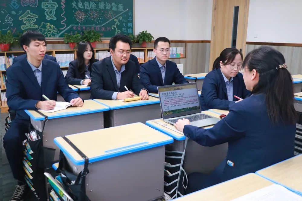 總結回顧促提升  凝心聚力再出發(fā)    為了加強學科建設、提高教學質(zhì)量，石家莊私立第一中學初二年級組織召開了月度教學工作會，從團隊素質(zhì)建設、教師教學工作、班級課堂管理等方面對初二年級全體教師提出了新的要求和希望。會上各學科的備課組長根據(jù)多年的教學經(jīng)驗，結合學生的實際學情，分享了自己在教學方面的心得。班主任們毫無保留的分