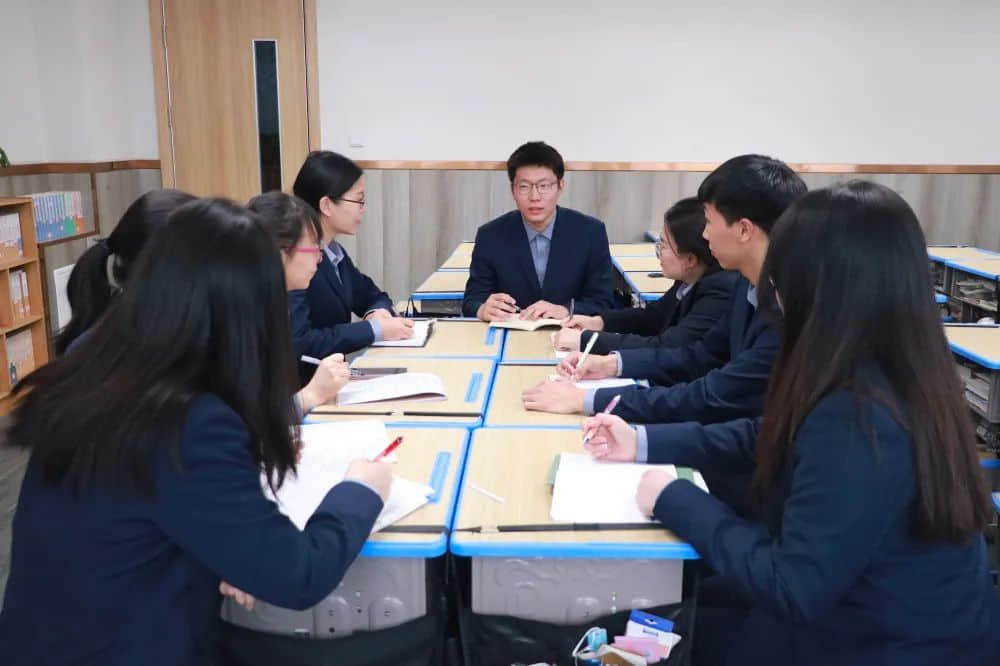 總結回顧促提升  凝心聚力再出發(fā)    為了加強學科建設、提高教學質(zhì)量，石家莊私立第一中學初二年級組織召開了月度教學工作會，從團隊素質(zhì)建設、教師教學工作、班級課堂管理等方面對初二年級全體教師提出了新的要求和希望。會上各學科的備課組長根據(jù)多年的教學經(jīng)驗，結合學生的實際學情，分享了自己在教學方面的心得。班主任們毫無保留的分