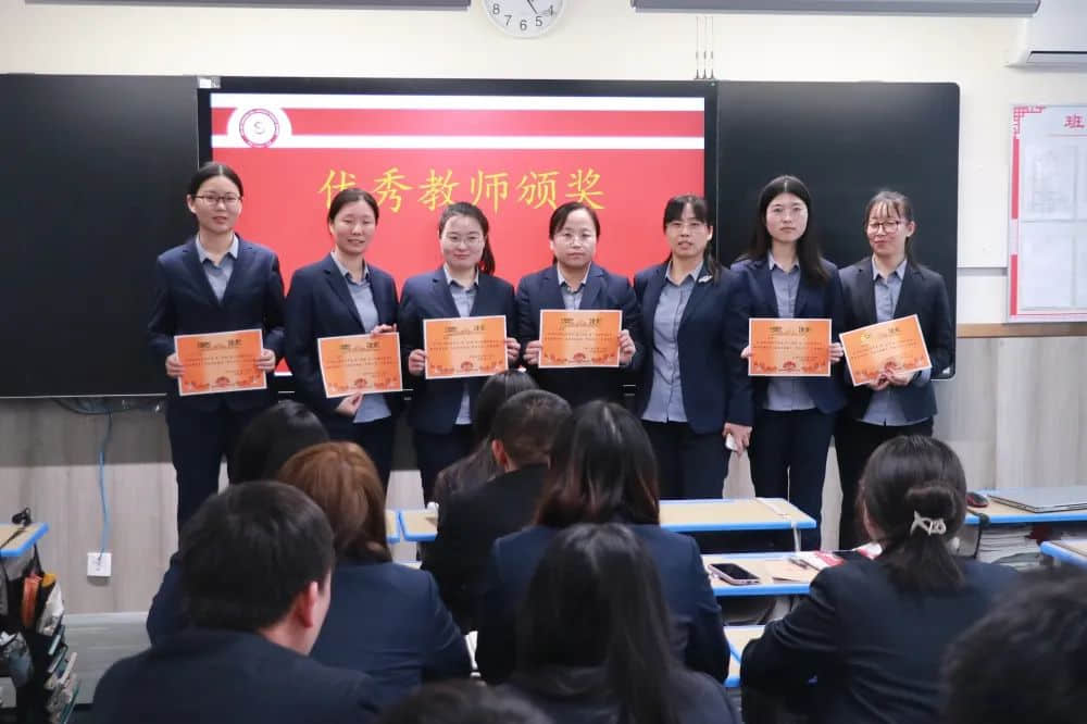 總結回顧促提升  凝心聚力再出發(fā)    為了加強學科建設、提高教學質(zhì)量，石家莊私立第一中學初二年級組織召開了月度教學工作會，從團隊素質(zhì)建設、教師教學工作、班級課堂管理等方面對初二年級全體教師提出了新的要求和希望。會上各學科的備課組長根據(jù)多年的教學經(jīng)驗，結合學生的實際學情，分享了自己在教學方面的心得。班主任們毫無保留的分