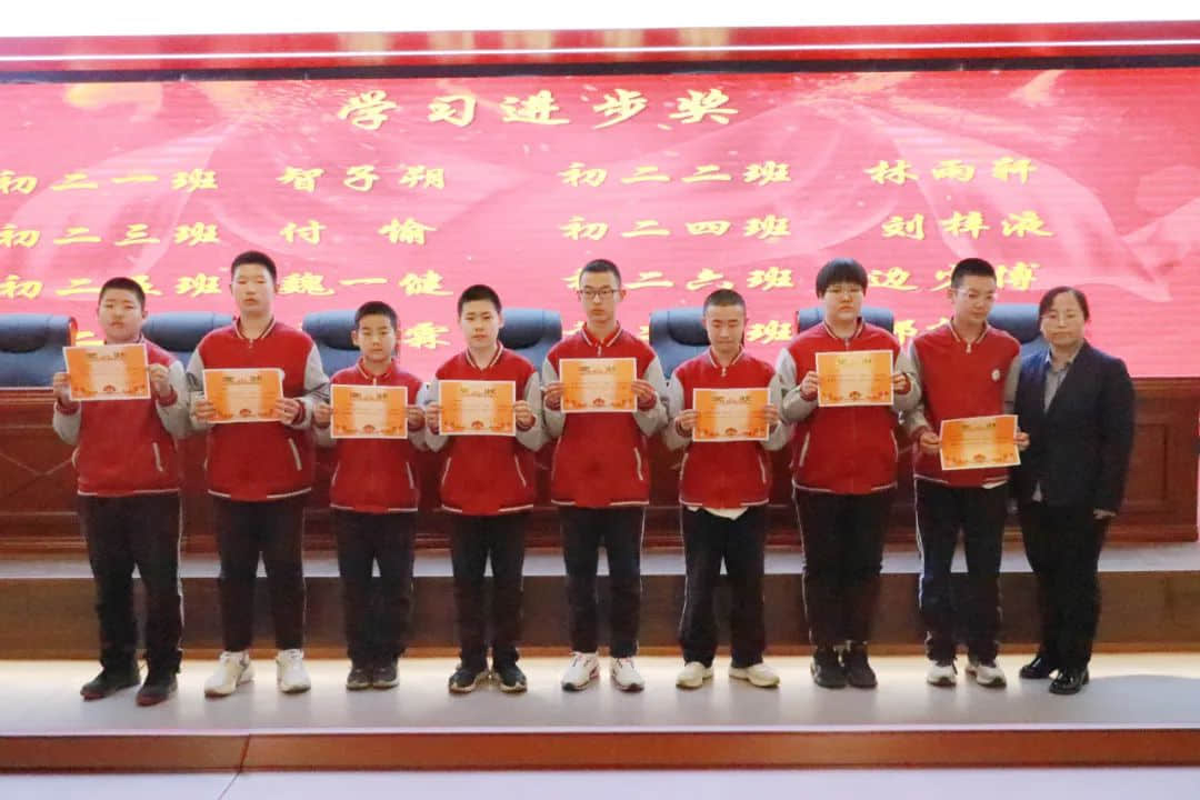 總結回顧促提升  凝心聚力再出發(fā)    為了加強學科建設、提高教學質(zhì)量，石家莊私立第一中學初二年級組織召開了月度教學工作會，從團隊素質(zhì)建設、教師教學工作、班級課堂管理等方面對初二年級全體教師提出了新的要求和希望。會上各學科的備課組長根據(jù)多年的教學經(jīng)驗，結合學生的實際學情，分享了自己在教學方面的心得。班主任們毫無保留的分