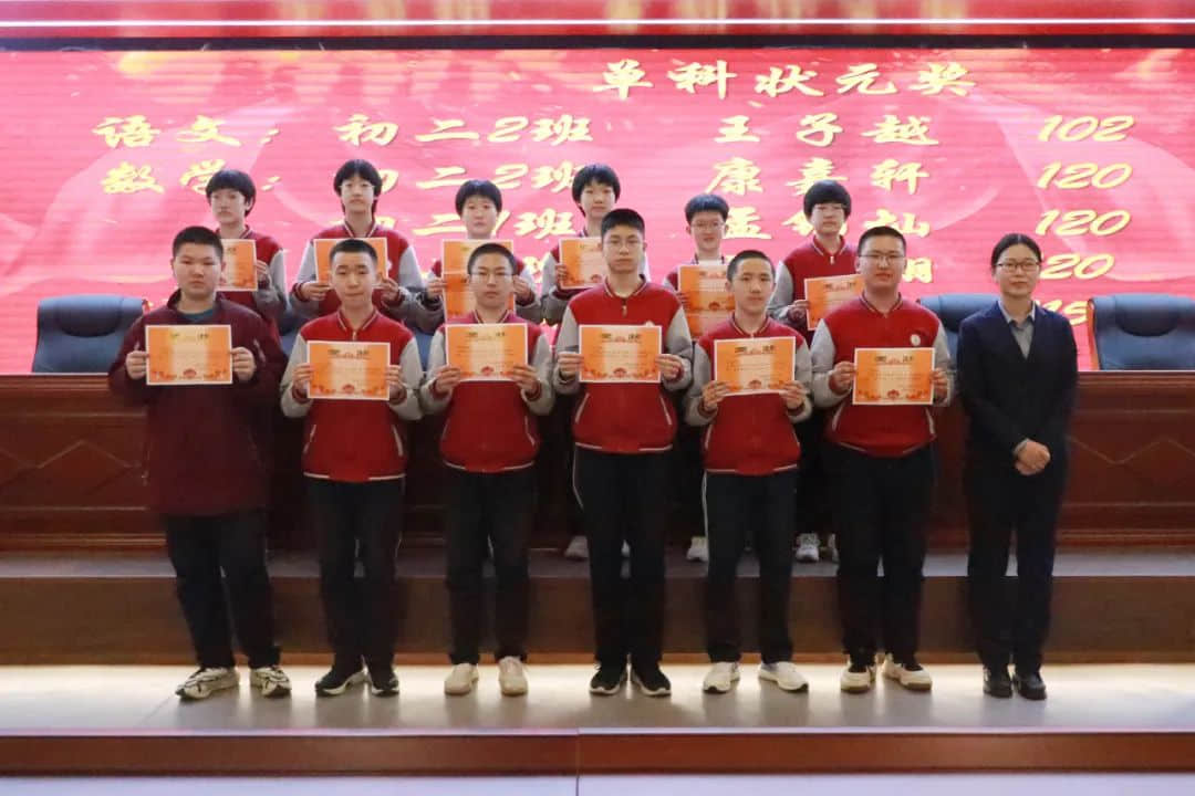 總結回顧促提升  凝心聚力再出發(fā)    為了加強學科建設、提高教學質(zhì)量，石家莊私立第一中學初二年級組織召開了月度教學工作會，從團隊素質(zhì)建設、教師教學工作、班級課堂管理等方面對初二年級全體教師提出了新的要求和希望。會上各學科的備課組長根據(jù)多年的教學經(jīng)驗，結合學生的實際學情，分享了自己在教學方面的心得。班主任們毫無保留的分