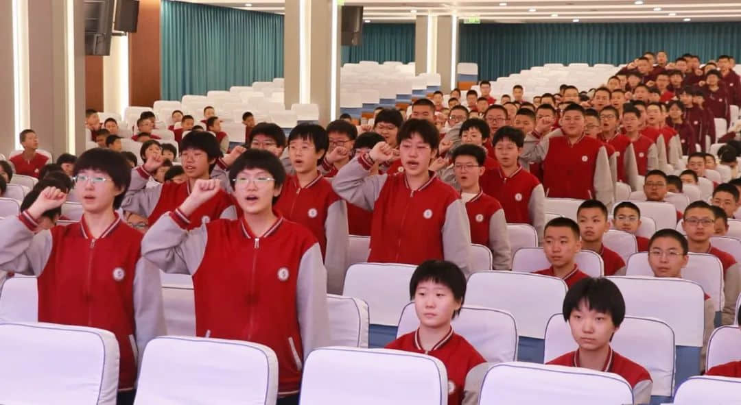 總結回顧促提升  凝心聚力再出發(fā)    為了加強學科建設、提高教學質(zhì)量，石家莊私立第一中學初二年級組織召開了月度教學工作會，從團隊素質(zhì)建設、教師教學工作、班級課堂管理等方面對初二年級全體教師提出了新的要求和希望。會上各學科的備課組長根據(jù)多年的教學經(jīng)驗，結合學生的實際學情，分享了自己在教學方面的心得。班主任們毫無保留的分