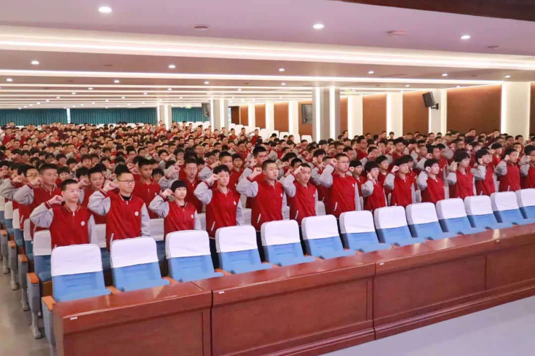 總結回顧促提升  凝心聚力再出發(fā)    為了加強學科建設、提高教學質(zhì)量，石家莊私立第一中學初二年級組織召開了月度教學工作會，從團隊素質(zhì)建設、教師教學工作、班級課堂管理等方面對初二年級全體教師提出了新的要求和希望。會上各學科的備課組長根據(jù)多年的教學經(jīng)驗，結合學生的實際學情，分享了自己在教學方面的心得。班主任們毫無保留的分
