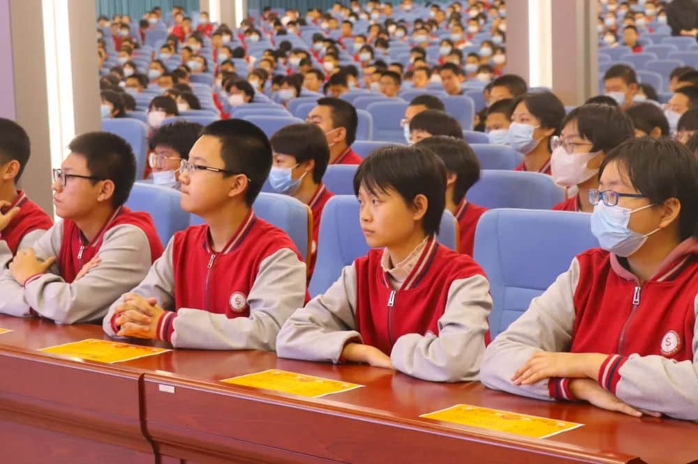 總結回顧促提升  凝心聚力再出發(fā)    為了加強學科建設、提高教學質(zhì)量，石家莊私立第一中學初二年級組織召開了月度教學工作會，從團隊素質(zhì)建設、教師教學工作、班級課堂管理等方面對初二年級全體教師提出了新的要求和希望。會上各學科的備課組長根據(jù)多年的教學經(jīng)驗，結合學生的實際學情，分享了自己在教學方面的心得。班主任們毫無保留的分