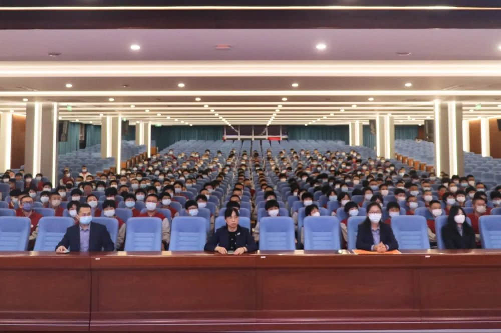 總結回顧促提升  凝心聚力再出發(fā)    為了加強學科建設、提高教學質(zhì)量，石家莊私立第一中學初二年級組織召開了月度教學工作會，從團隊素質(zhì)建設、教師教學工作、班級課堂管理等方面對初二年級全體教師提出了新的要求和希望。會上各學科的備課組長根據(jù)多年的教學經(jīng)驗，結合學生的實際學情，分享了自己在教學方面的心得。班主任們毫無保留的分