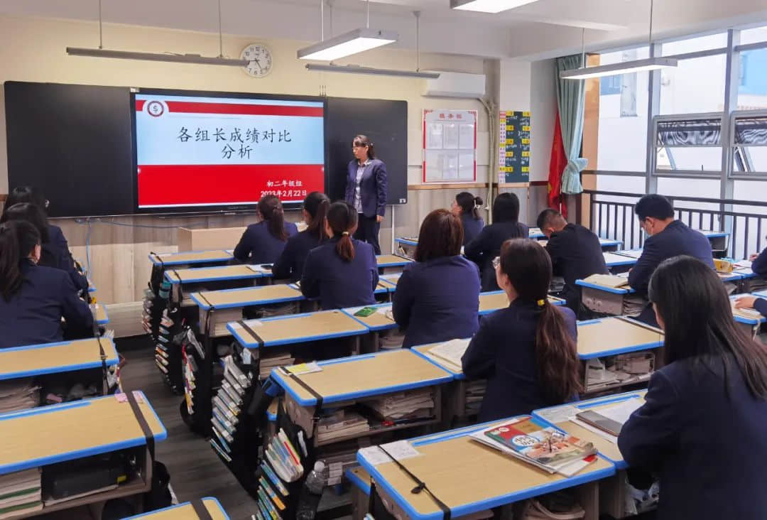 總結回顧促提升  凝心聚力再出發(fā)    為了加強學科建設、提高教學質(zhì)量，石家莊私立第一中學初二年級組織召開了月度教學工作會，從團隊素質(zhì)建設、教師教學工作、班級課堂管理等方面對初二年級全體教師提出了新的要求和希望。會上各學科的備課組長根據(jù)多年的教學經(jīng)驗，結合學生的實際學情，分享了自己在教學方面的心得。班主任們毫無保留的分