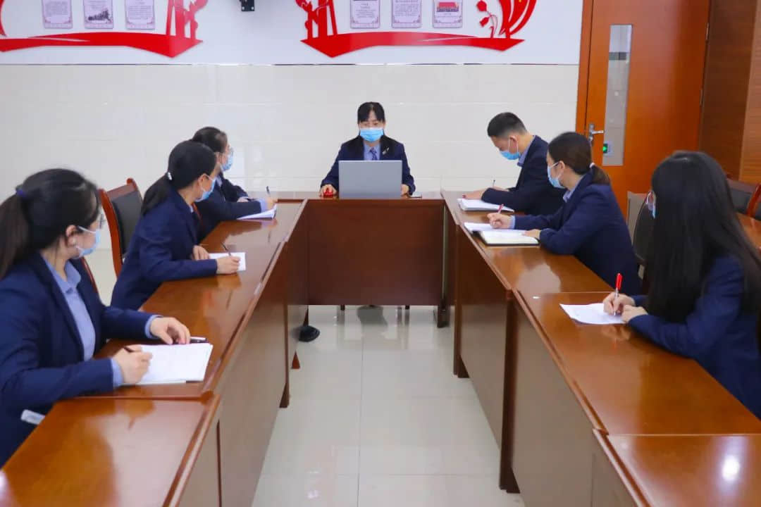 總結回顧促提升  凝心聚力再出發(fā)    為了加強學科建設、提高教學質(zhì)量，石家莊私立第一中學初二年級組織召開了月度教學工作會，從團隊素質(zhì)建設、教師教學工作、班級課堂管理等方面對初二年級全體教師提出了新的要求和希望。會上各學科的備課組長根據(jù)多年的教學經(jīng)驗，結合學生的實際學情，分享了自己在教學方面的心得。班主任們毫無保留的分