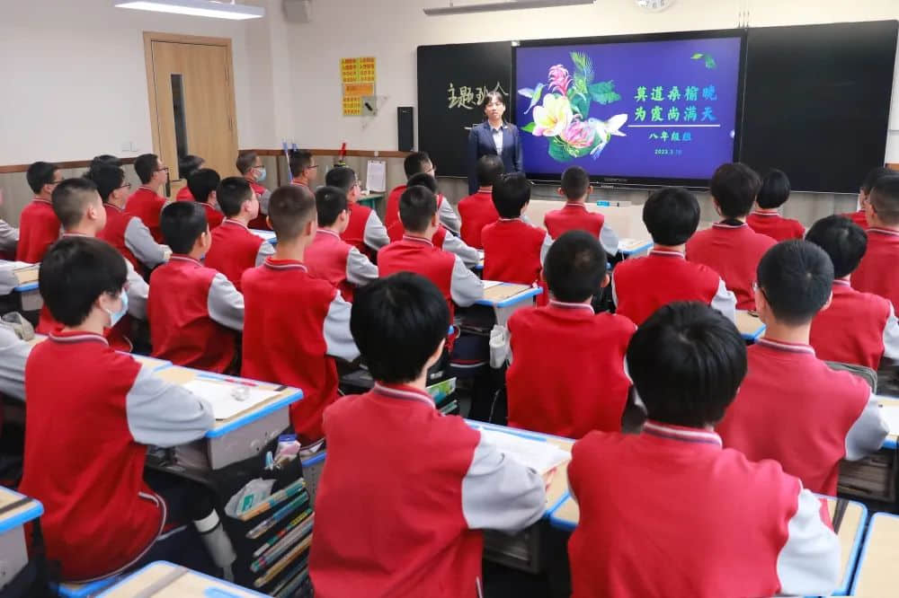 總結回顧促提升  凝心聚力再出發(fā)    為了加強學科建設、提高教學質(zhì)量，石家莊私立第一中學初二年級組織召開了月度教學工作會，從團隊素質(zhì)建設、教師教學工作、班級課堂管理等方面對初二年級全體教師提出了新的要求和希望。會上各學科的備課組長根據(jù)多年的教學經(jīng)驗，結合學生的實際學情，分享了自己在教學方面的心得。班主任們毫無保留的分