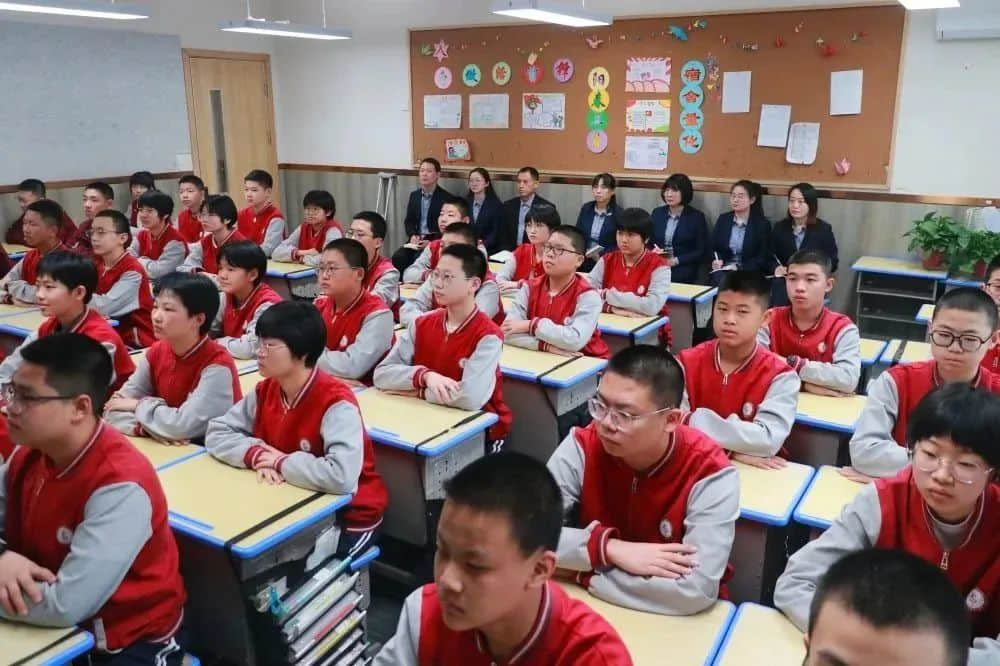 總結回顧促提升  凝心聚力再出發(fā)    為了加強學科建設、提高教學質(zhì)量，石家莊私立第一中學初二年級組織召開了月度教學工作會，從團隊素質(zhì)建設、教師教學工作、班級課堂管理等方面對初二年級全體教師提出了新的要求和希望。會上各學科的備課組長根據(jù)多年的教學經(jīng)驗，結合學生的實際學情，分享了自己在教學方面的心得。班主任們毫無保留的分