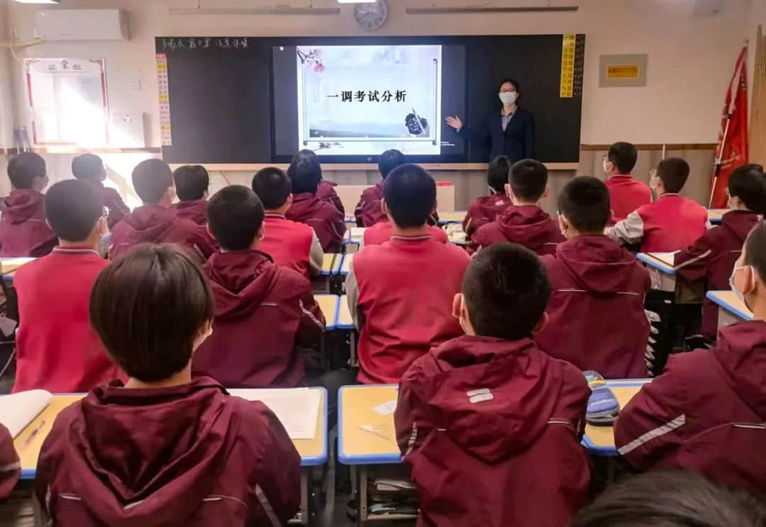 總結回顧促提升  凝心聚力再出發(fā)    為了加強學科建設、提高教學質(zhì)量，石家莊私立第一中學初二年級組織召開了月度教學工作會，從團隊素質(zhì)建設、教師教學工作、班級課堂管理等方面對初二年級全體教師提出了新的要求和希望。會上各學科的備課組長根據(jù)多年的教學經(jīng)驗，結合學生的實際學情，分享了自己在教學方面的心得。班主任們毫無保留的分
