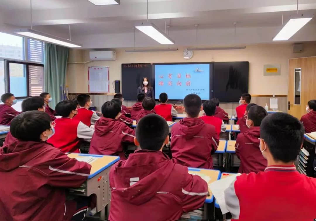 總結回顧促提升  凝心聚力再出發(fā)    為了加強學科建設、提高教學質(zhì)量，石家莊私立第一中學初二年級組織召開了月度教學工作會，從團隊素質(zhì)建設、教師教學工作、班級課堂管理等方面對初二年級全體教師提出了新的要求和希望。會上各學科的備課組長根據(jù)多年的教學經(jīng)驗，結合學生的實際學情，分享了自己在教學方面的心得。班主任們毫無保留的分