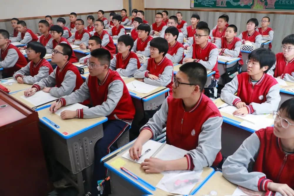 總結回顧促提升  凝心聚力再出發(fā)    為了加強學科建設、提高教學質(zhì)量，石家莊私立第一中學初二年級組織召開了月度教學工作會，從團隊素質(zhì)建設、教師教學工作、班級課堂管理等方面對初二年級全體教師提出了新的要求和希望。會上各學科的備課組長根據(jù)多年的教學經(jīng)驗，結合學生的實際學情，分享了自己在教學方面的心得。班主任們毫無保留的分