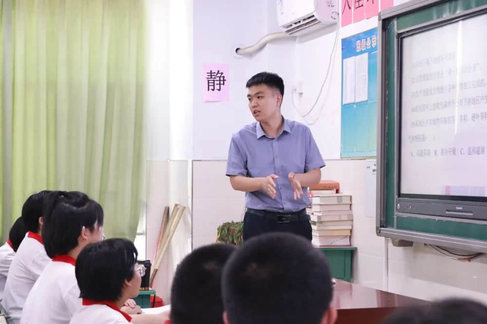 嚴(yán)愛(ài)相濟(jì) 育德于行丨記我校青年骨干班主任--司闊