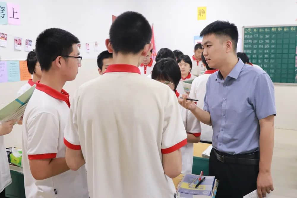 嚴(yán)愛(ài)相濟(jì) 育德于行丨記我校青年骨干班主任--司闊