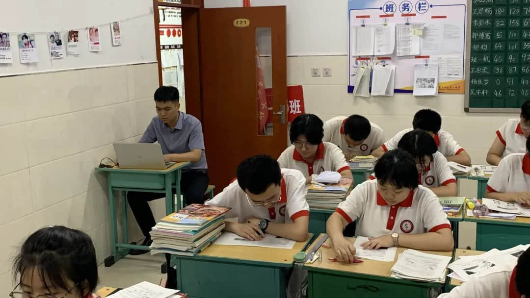 嚴(yán)愛(ài)相濟(jì) 育德于行丨記我校青年骨干班主任--司闊