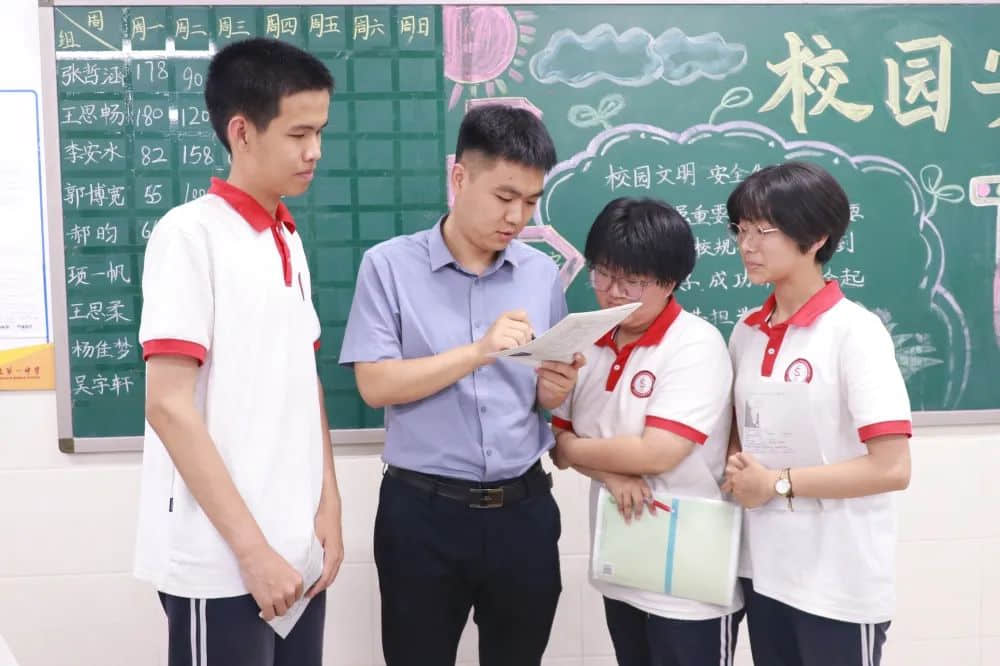 嚴(yán)愛(ài)相濟(jì) 育德于行丨記我校青年骨干班主任--司闊