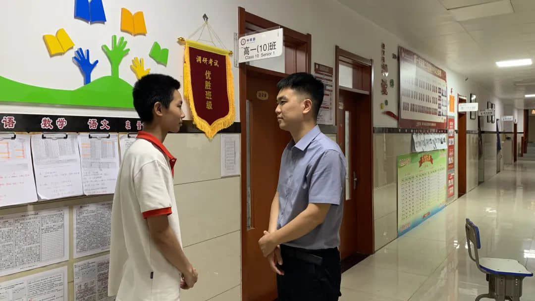 嚴(yán)愛(ài)相濟(jì) 育德于行丨記我校青年骨干班主任--司闊