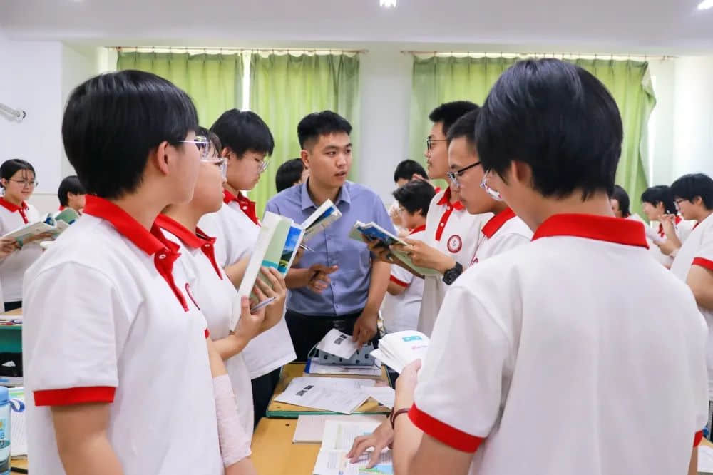 嚴(yán)愛(ài)相濟(jì) 育德于行丨記我校青年骨干班主任--司闊