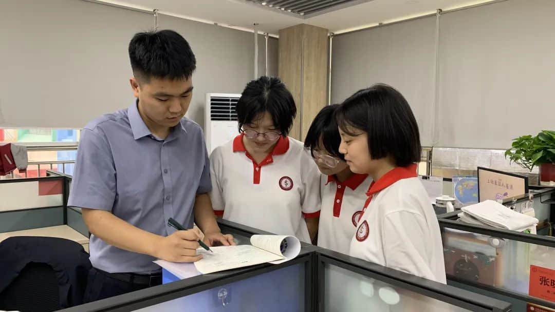 嚴(yán)愛(ài)相濟(jì) 育德于行丨記我校青年骨干班主任--司闊