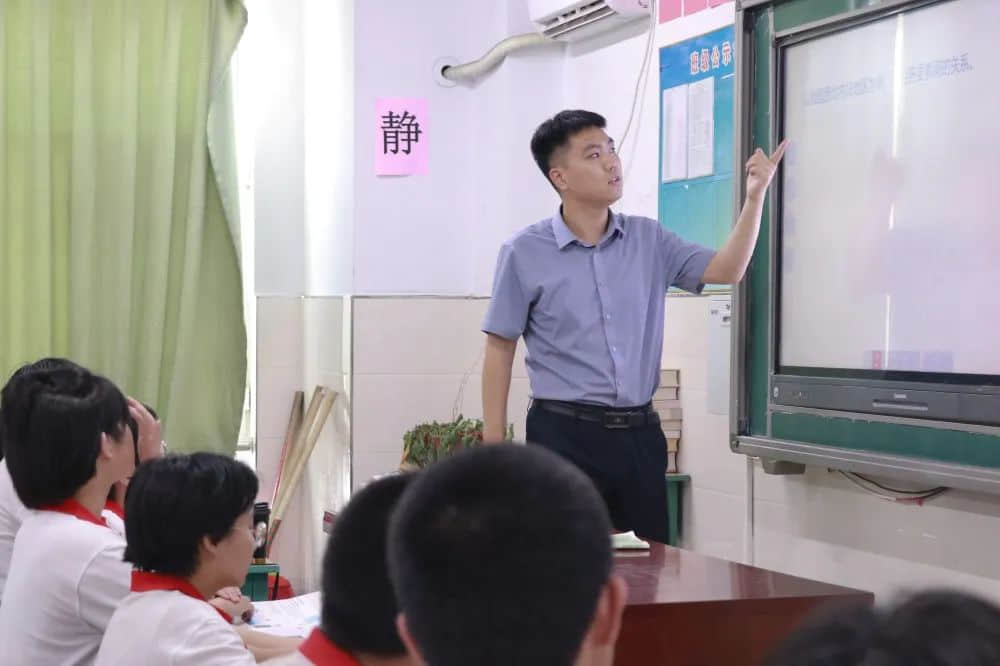 嚴(yán)愛(ài)相濟(jì) 育德于行丨記我校青年骨干班主任--司闊