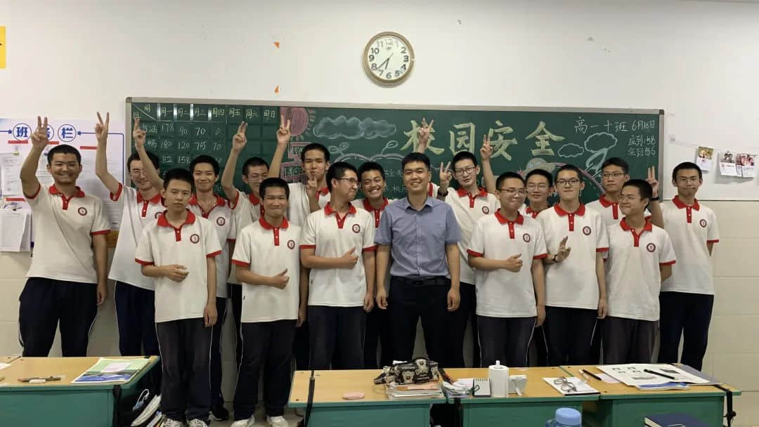 嚴(yán)愛(ài)相濟(jì) 育德于行丨記我校青年骨干班主任--司闊