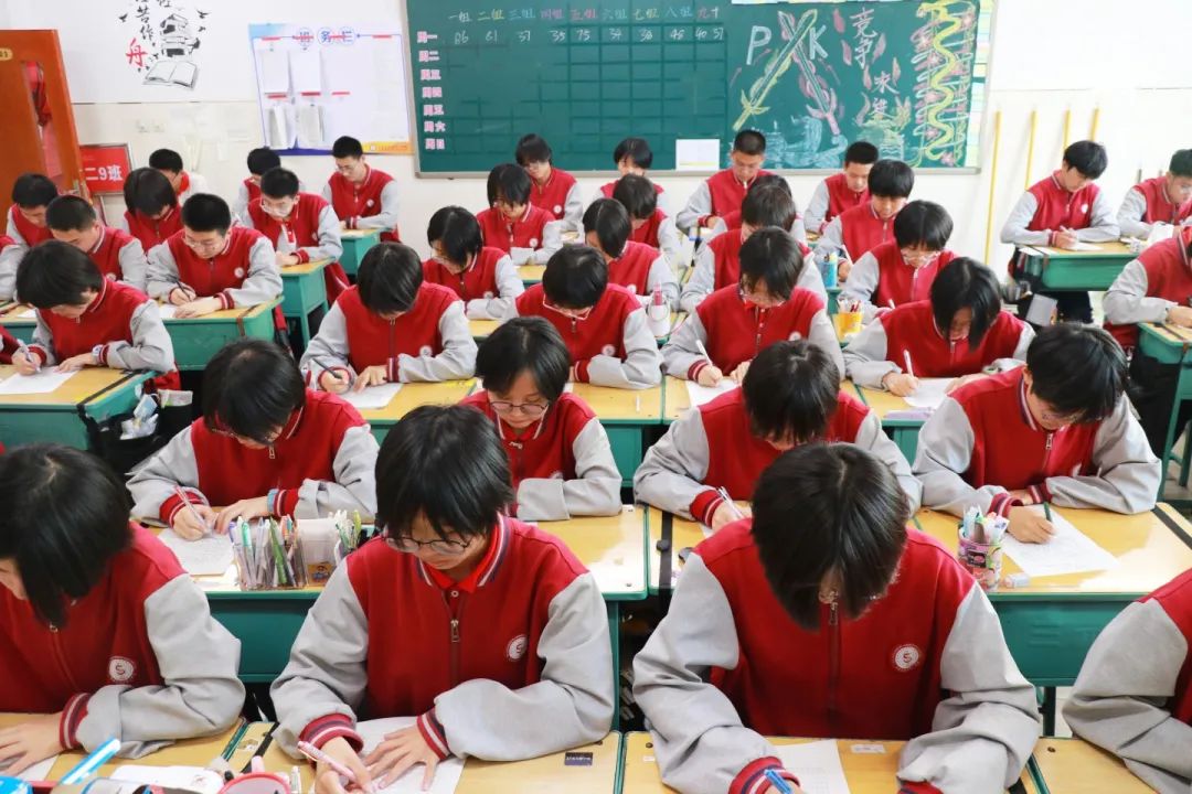 心怡神“閱” 推誠(chéng)相“薦” 丨高二年級(jí)開(kāi)展春日讀書(shū)分享活動(dòng)