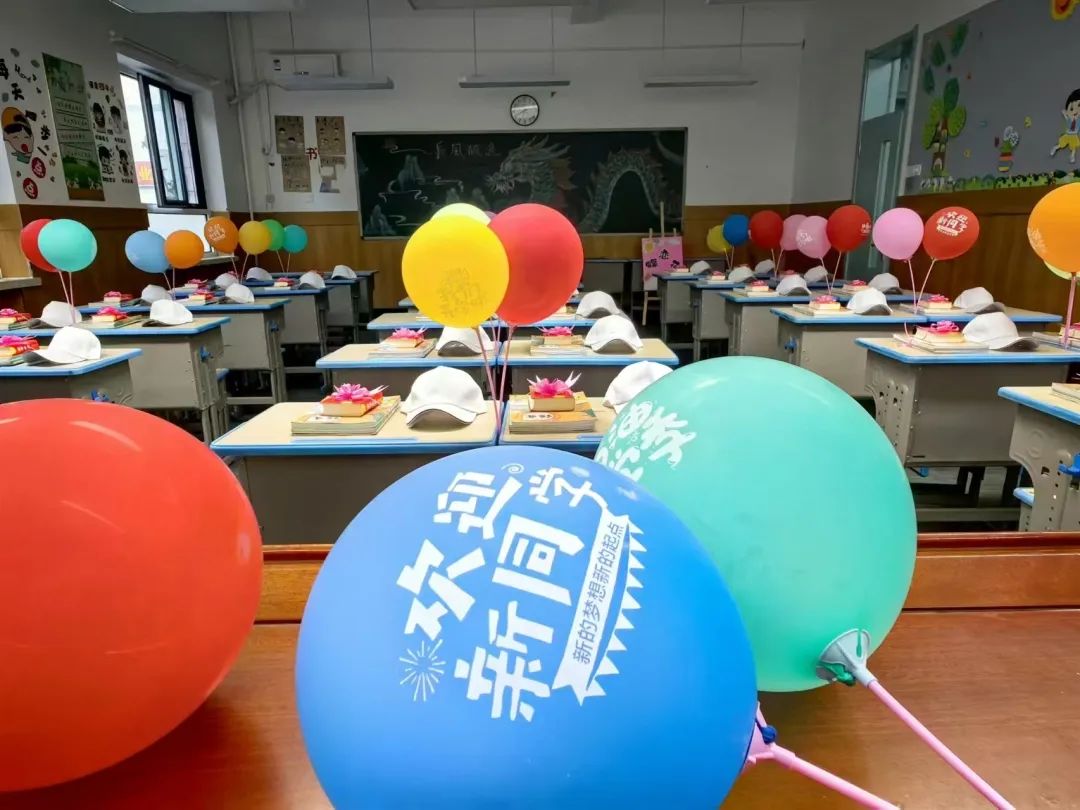 【立小 ? 開學(xué)季】你今天和父母出去玩？不，我去立小“上學(xué)”！