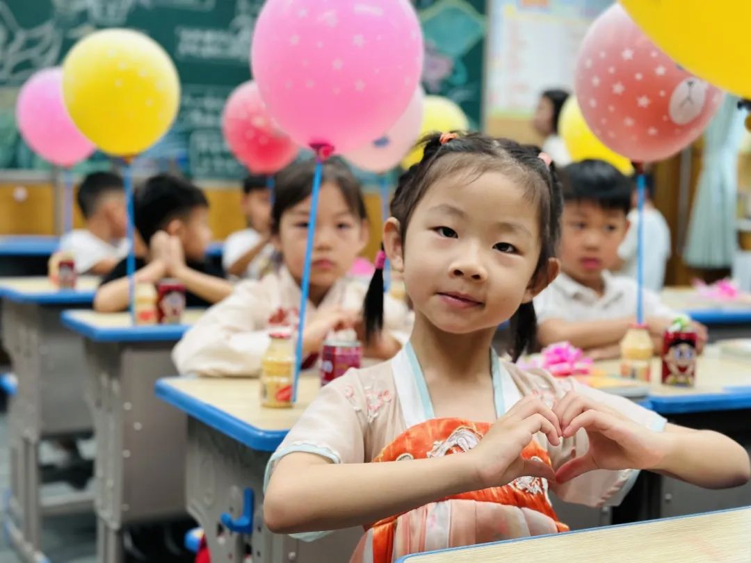 【立小 ? 開學(xué)季】你今天和父母出去玩？不，我去立小“上學(xué)”！