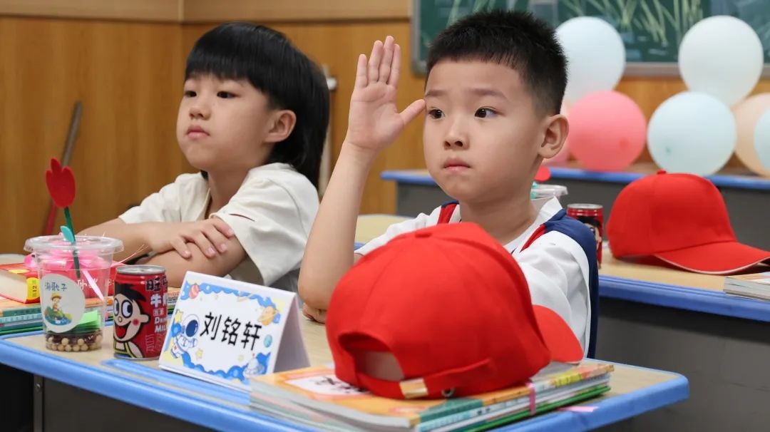 【立小 ? 開學(xué)季】你今天和父母出去玩？不，我去立小“上學(xué)”！