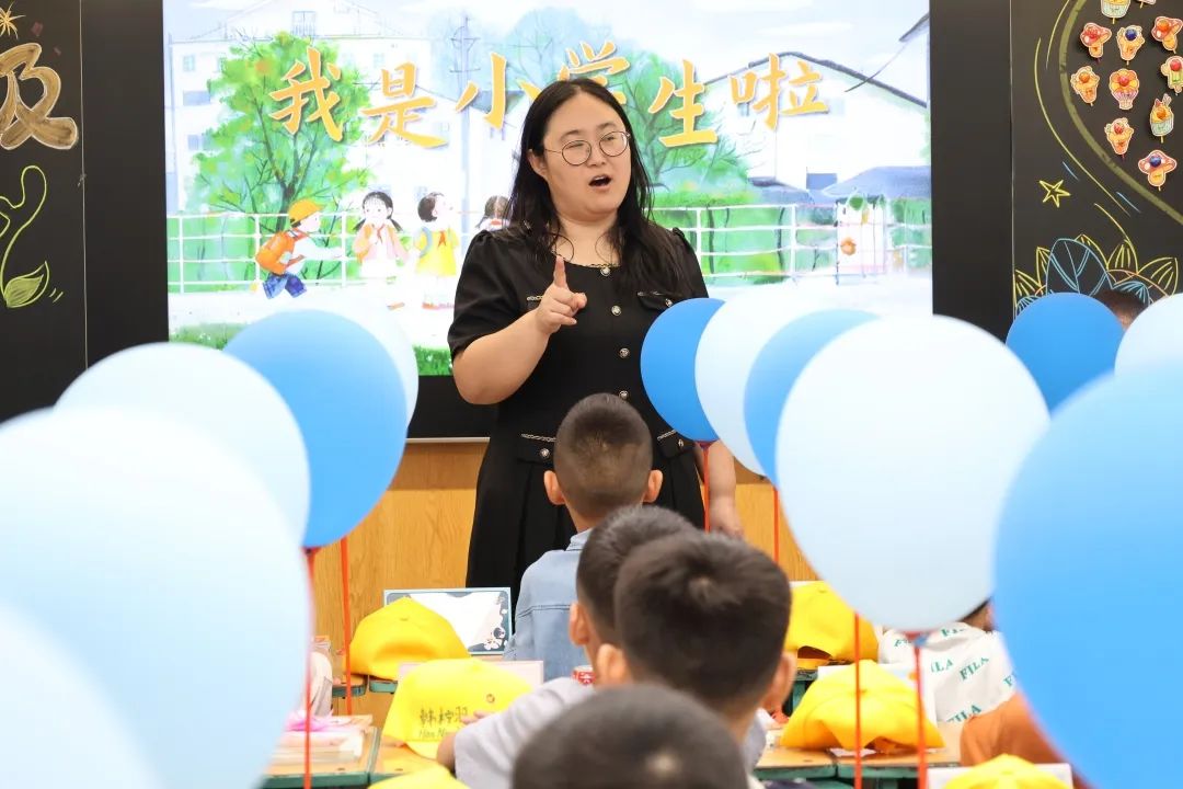 【立小 ? 開學(xué)季】你今天和父母出去玩？不，我去立小“上學(xué)”！