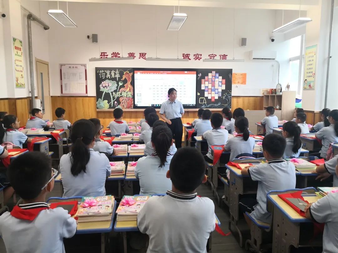 【立小 ? 開學(xué)季】你今天和父母出去玩？不，我去立小“上學(xué)”！