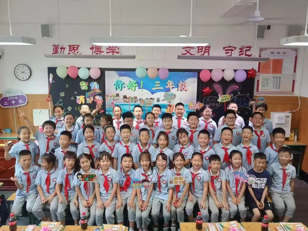 【立小 ? 開學(xué)季】你今天和父母出去玩？不，我去立小“上學(xué)”！