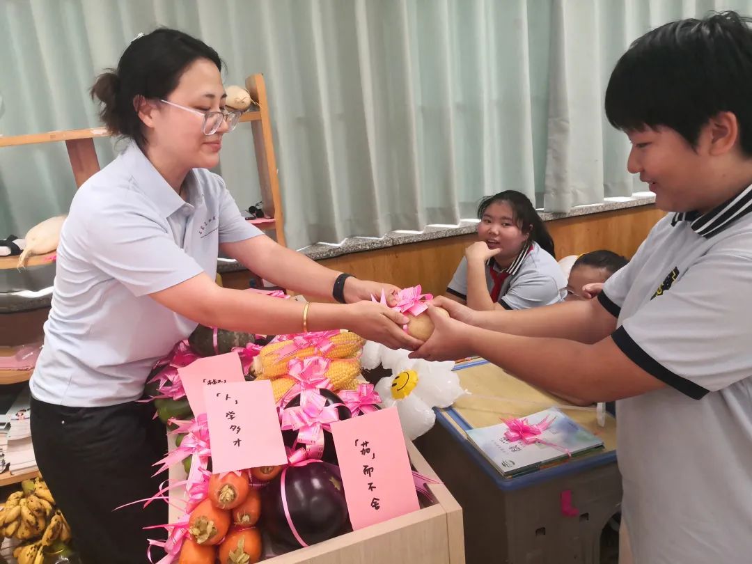 【立小 ? 開學(xué)季】你今天和父母出去玩？不，我去立小“上學(xué)”！
