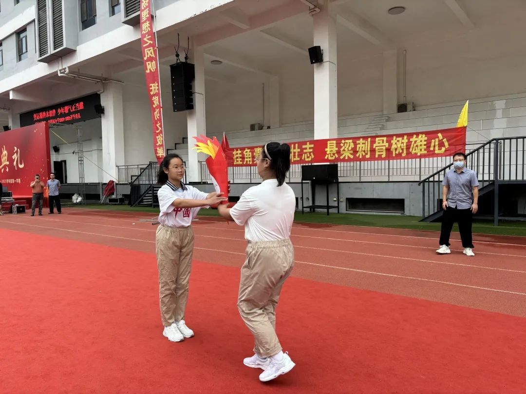 【立小 ? 開(kāi)學(xué)季】圍觀直播啦！今年的開(kāi)學(xué)典禮很燃很颯氣！