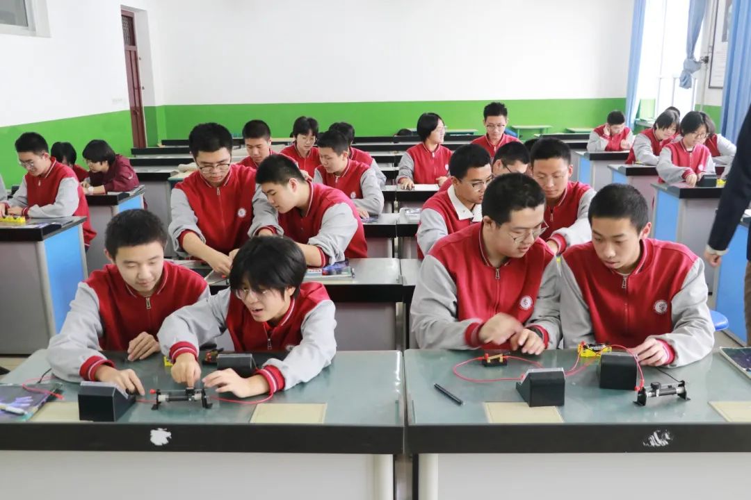 探索科學奧秘 點亮智慧之光丨科學實驗開啟精彩探索之旅