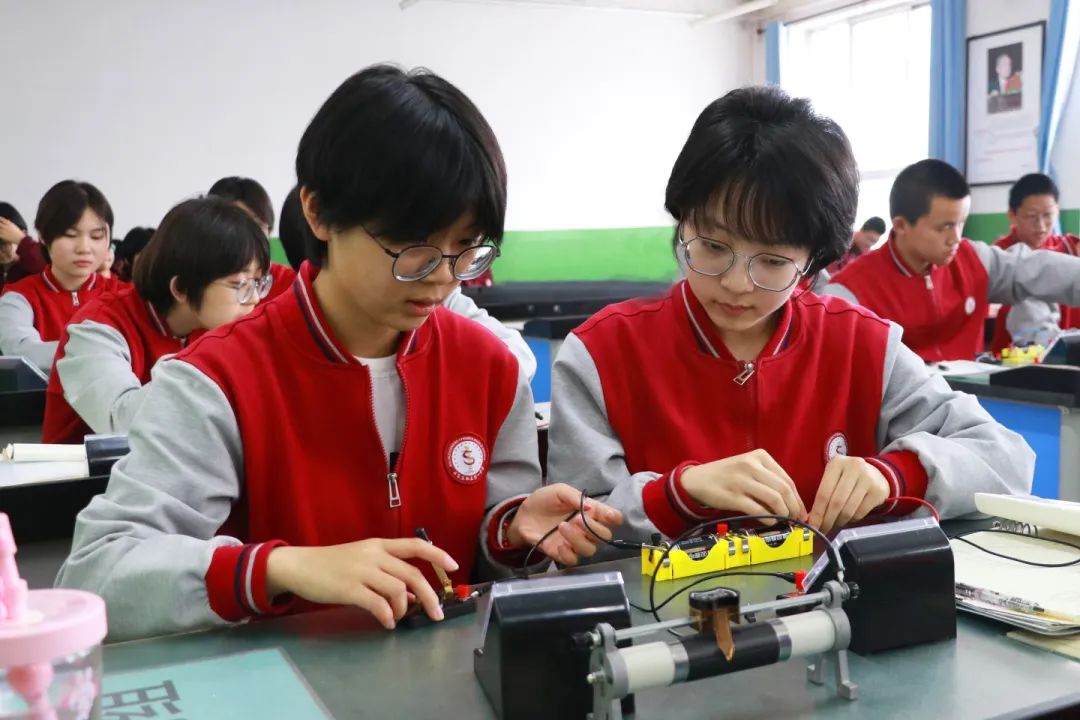 探索科學奧秘 點亮智慧之光丨科學實驗開啟精彩探索之旅