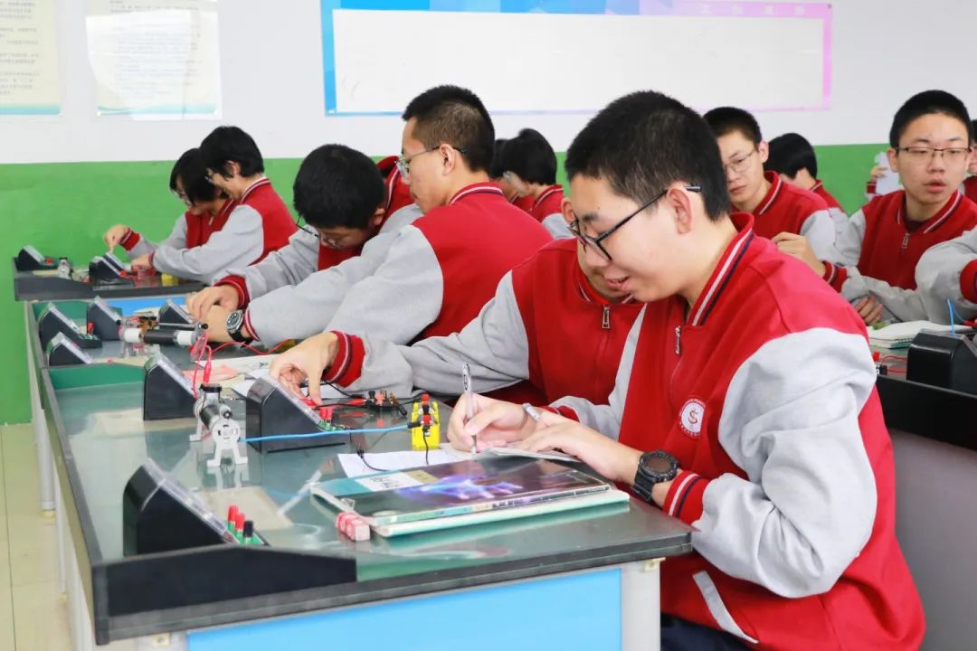探索科學奧秘 點亮智慧之光丨科學實驗開啟精彩探索之旅