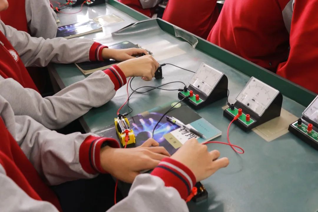 探索科學奧秘 點亮智慧之光丨科學實驗開啟精彩探索之旅