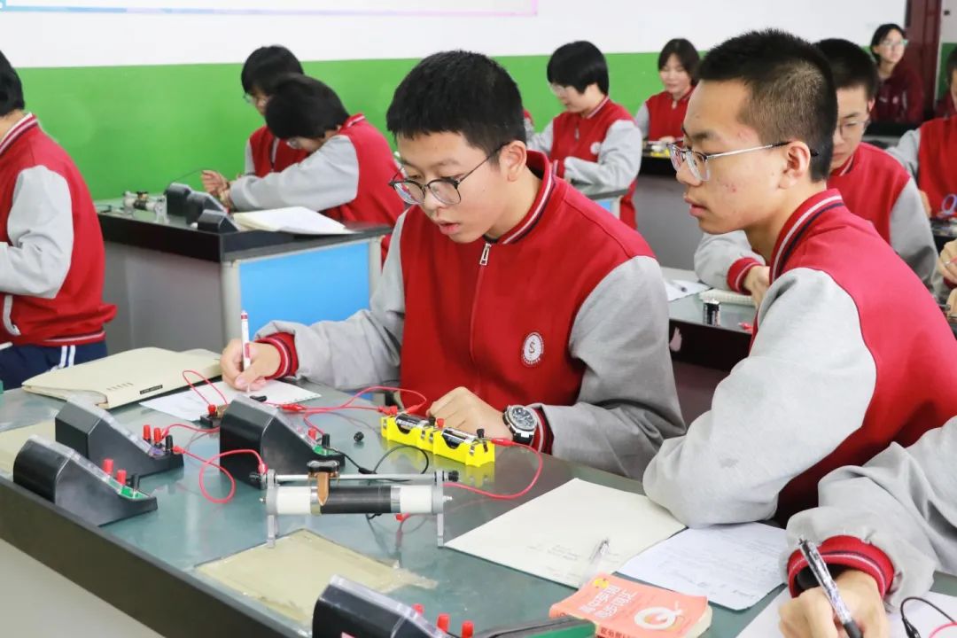 探索科學奧秘 點亮智慧之光丨科學實驗開啟精彩探索之旅
