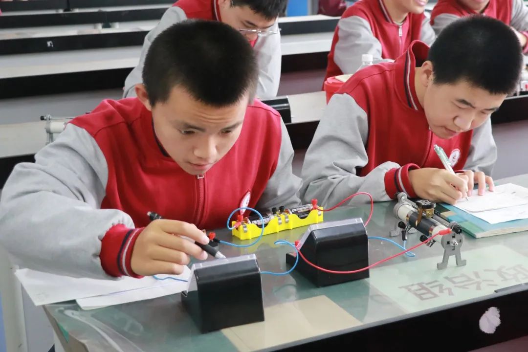 探索科學奧秘 點亮智慧之光丨科學實驗開啟精彩探索之旅
