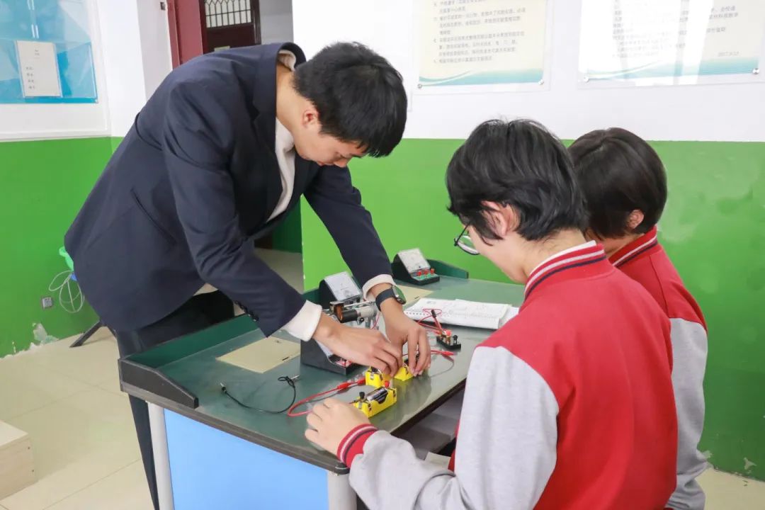 探索科學奧秘 點亮智慧之光丨科學實驗開啟精彩探索之旅