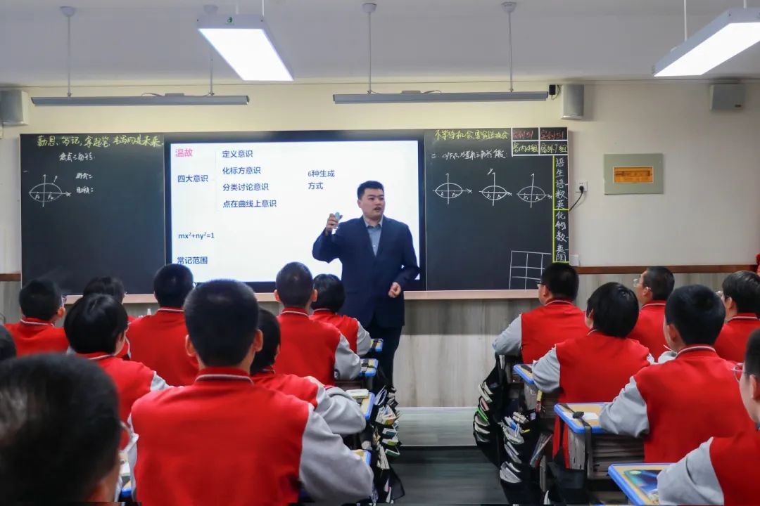 三尺講臺有溫度 微光致遠(yuǎn)育桃李丨師者匠心，扎根在校園的每個(gè)角落