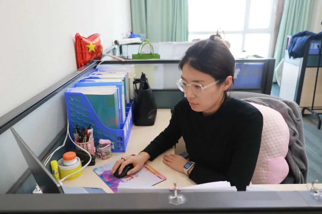 三尺講臺有溫度 微光致遠(yuǎn)育桃李丨師者匠心，扎根在校園的每個(gè)角落