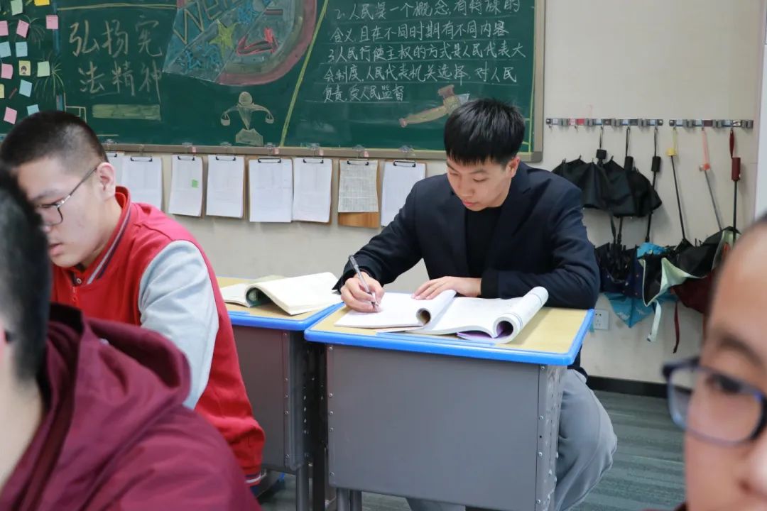 三尺講臺有溫度 微光致遠(yuǎn)育桃李丨師者匠心，扎根在校園的每個(gè)角落