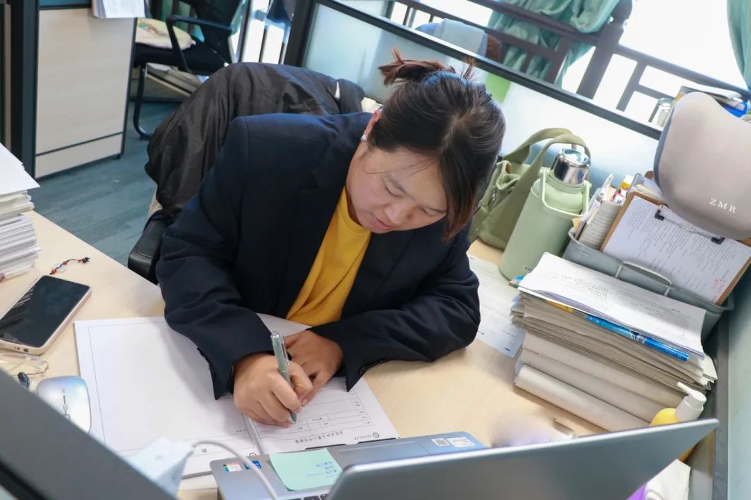 三尺講臺有溫度 微光致遠(yuǎn)育桃李丨師者匠心，扎根在校園的每個(gè)角落