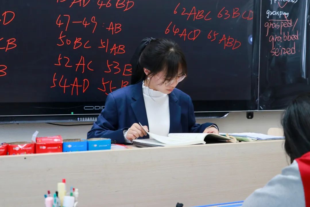 三尺講臺有溫度 微光致遠(yuǎn)育桃李丨師者匠心，扎根在校園的每個(gè)角落