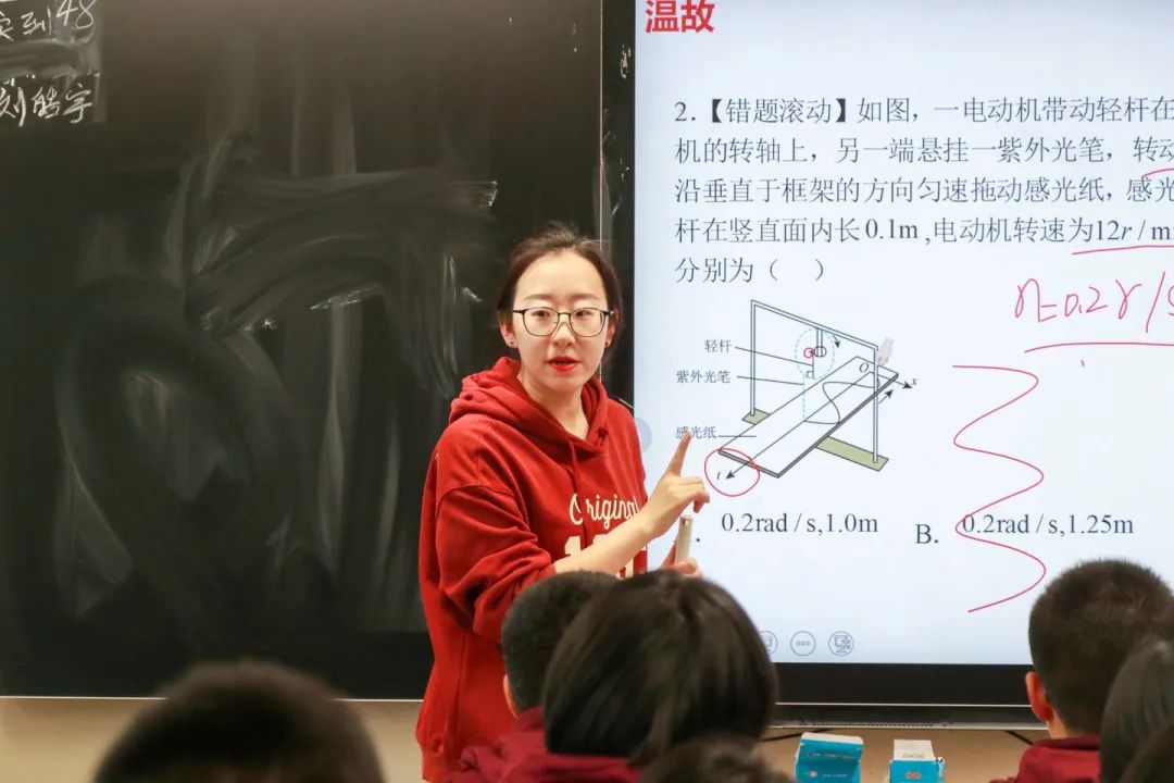 三尺講臺有溫度 微光致遠(yuǎn)育桃李丨師者匠心，扎根在校園的每個(gè)角落